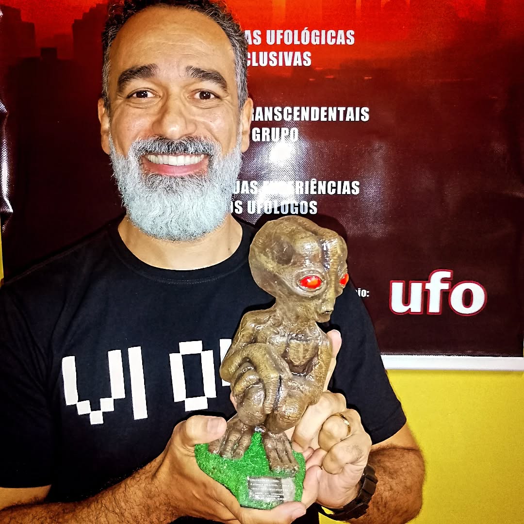 Estatueta do ET de Varginha sentado