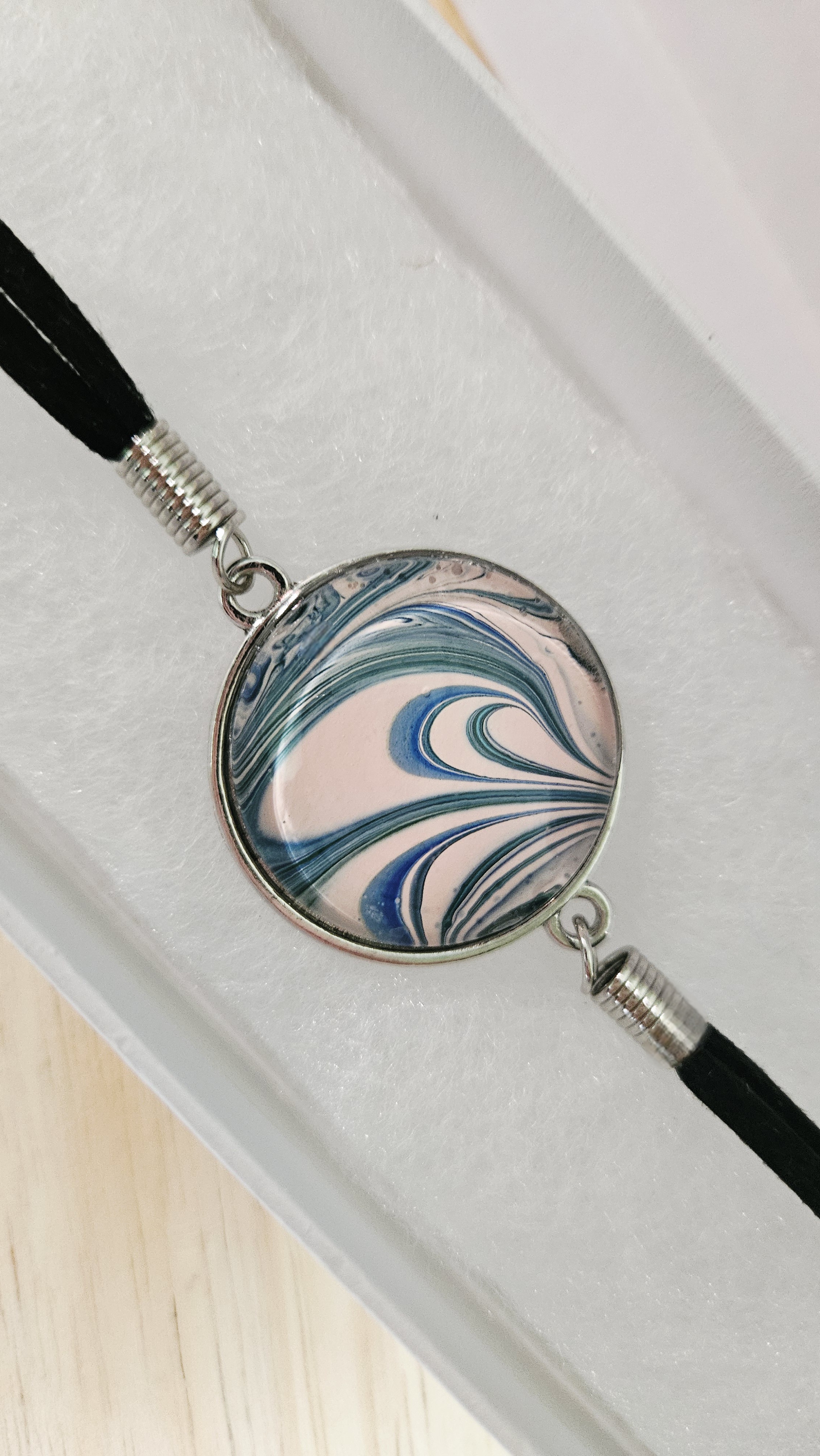 Marble-Patterned Pendant bracelet