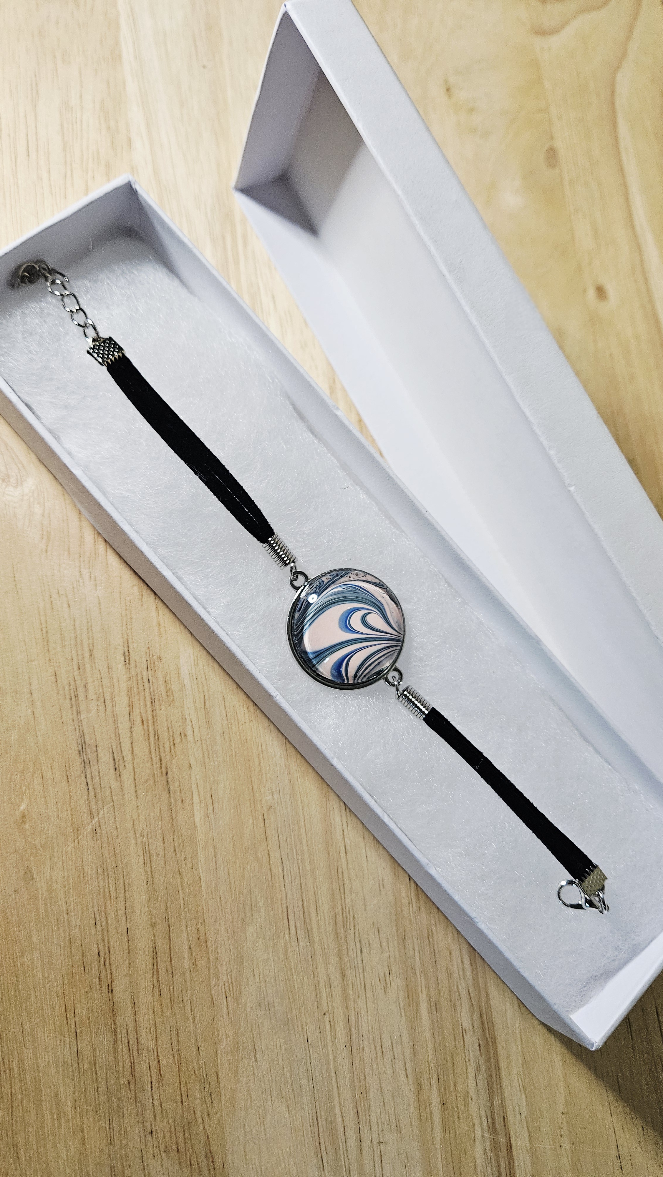 Marble-Patterned Pendant bracelet
