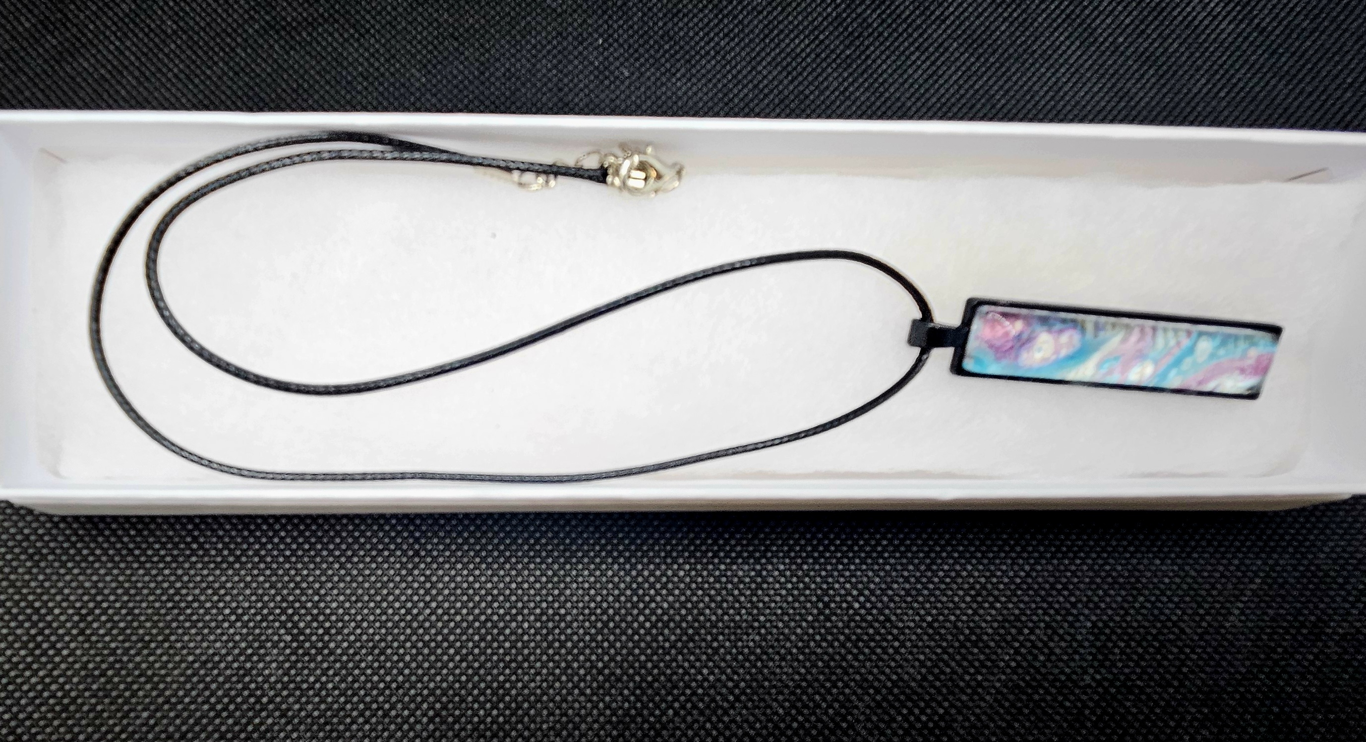 Iridescent pendant necklace