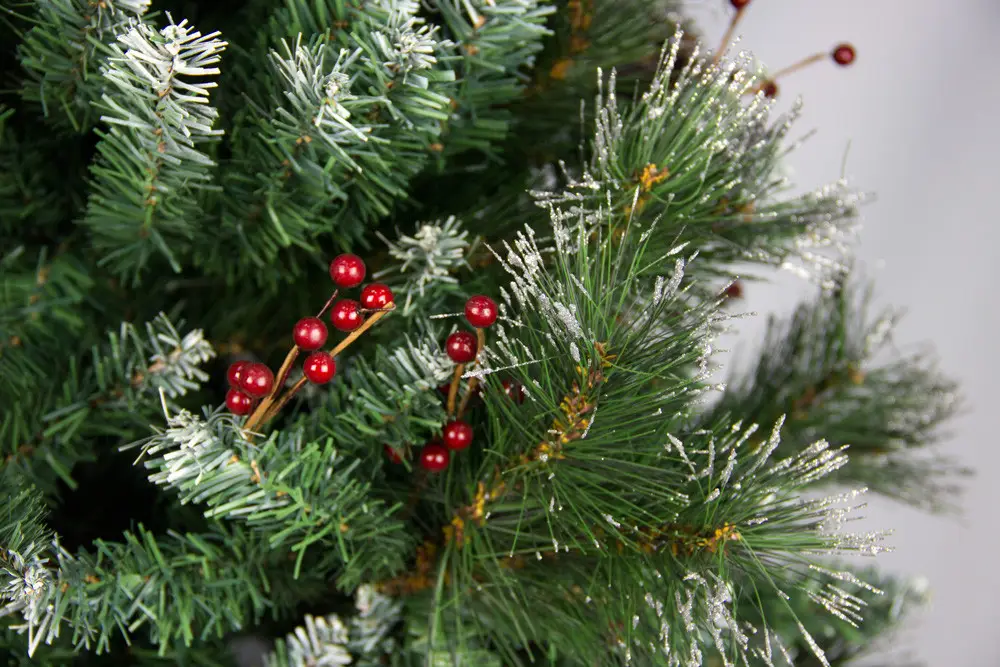 Ялинка з шишками 1,5 м ягодами та білим кінчиком