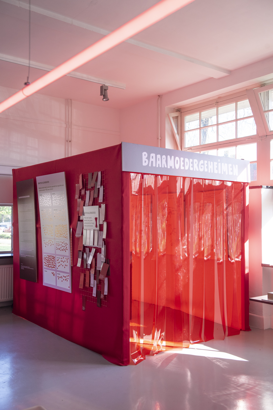 Baarmoedergeheimen pop-up museumzaal