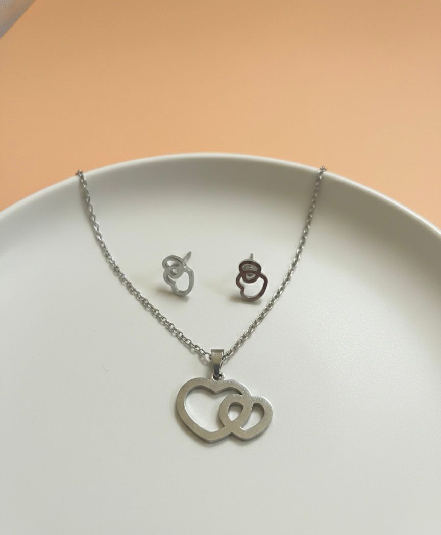 Conjunto de collar y aretes corazones