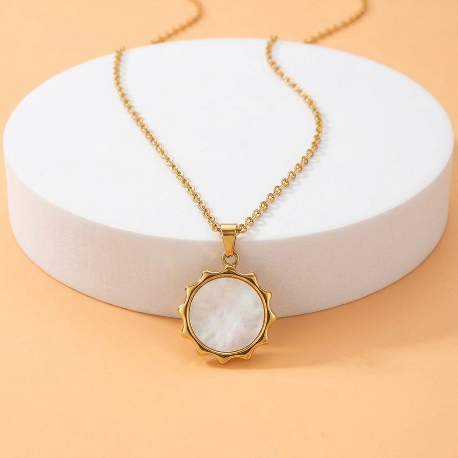 Collar dorado con dije de nácar