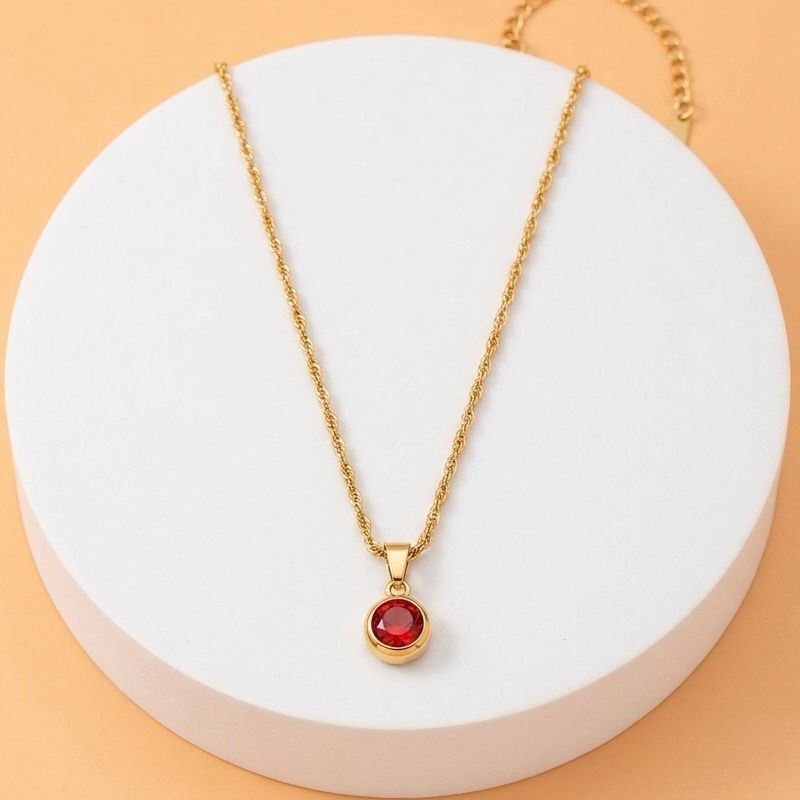 Collar dorado con dije rojo
