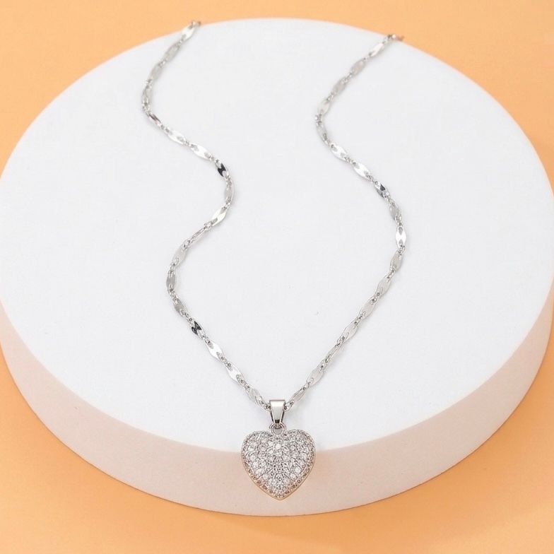 Collar de corazón brillante