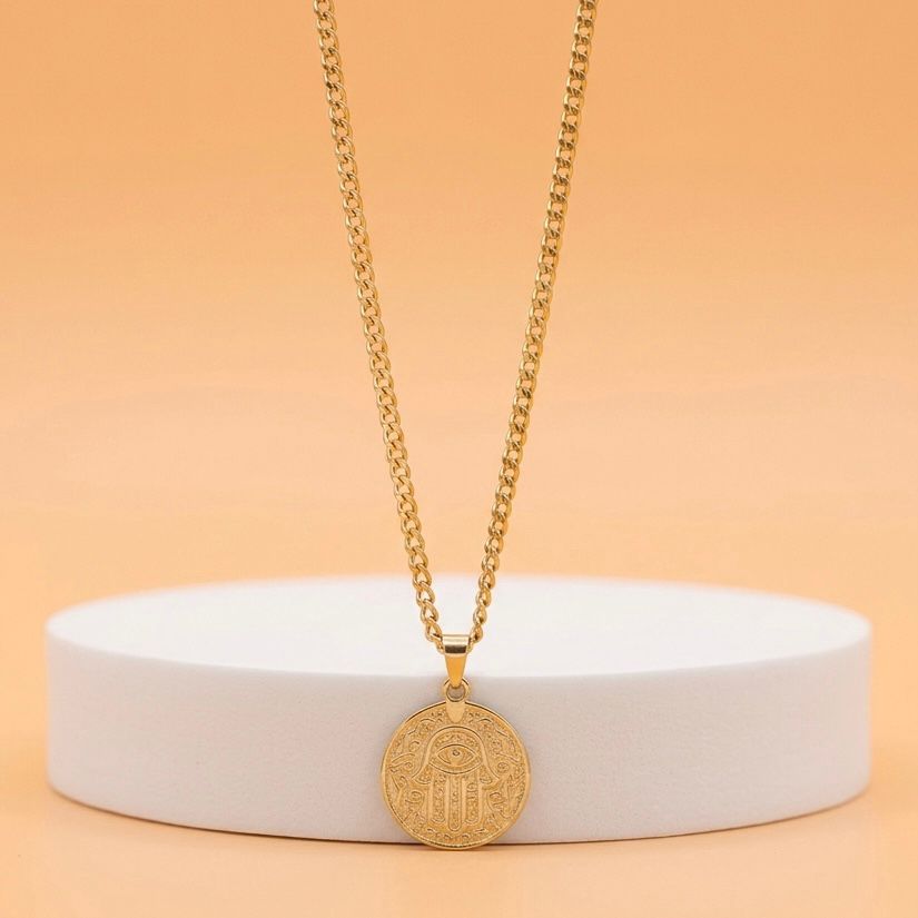 Collar con medalla dorada