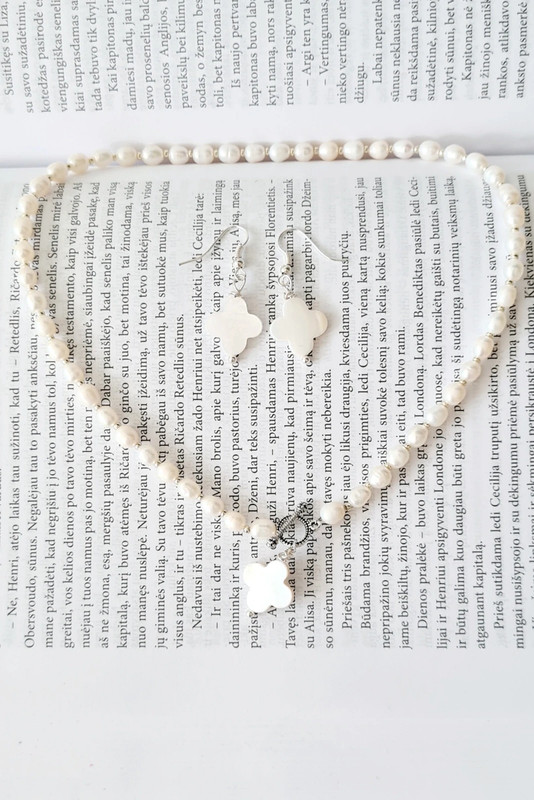 Gėlavandenių perlų vėrinys ir auskarai (Van Cleef dizaino)