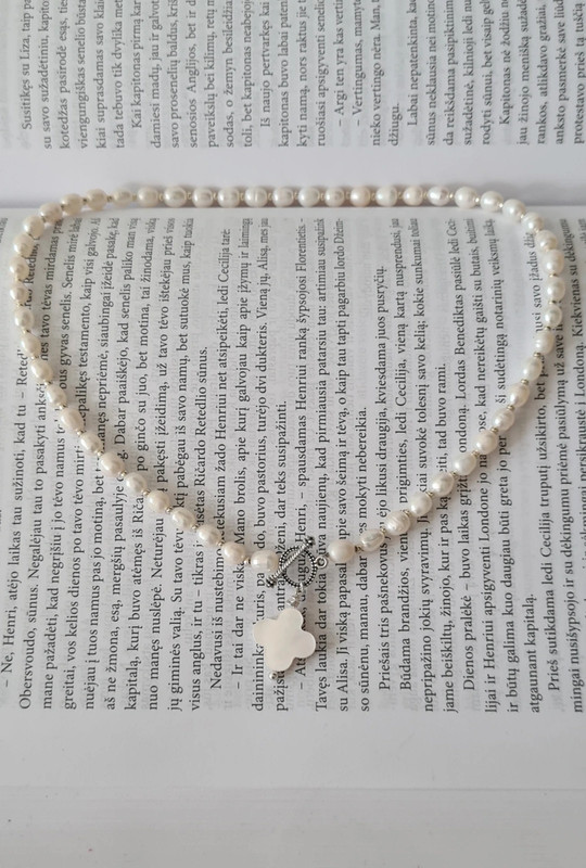 Gėlavandenių perlų vėrinys ir auskarai (Van Cleef dizaino)