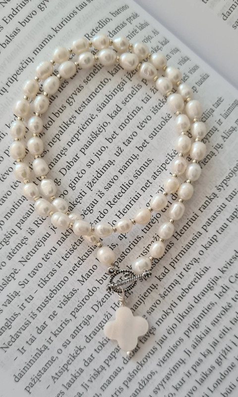 Gėlavandenių perlų vėrinys ir auskarai (Van Cleef dizaino)