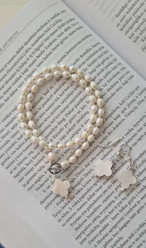 Gėlavandenių perlų vėrinys ir auskarai (Van Cleef dizaino)