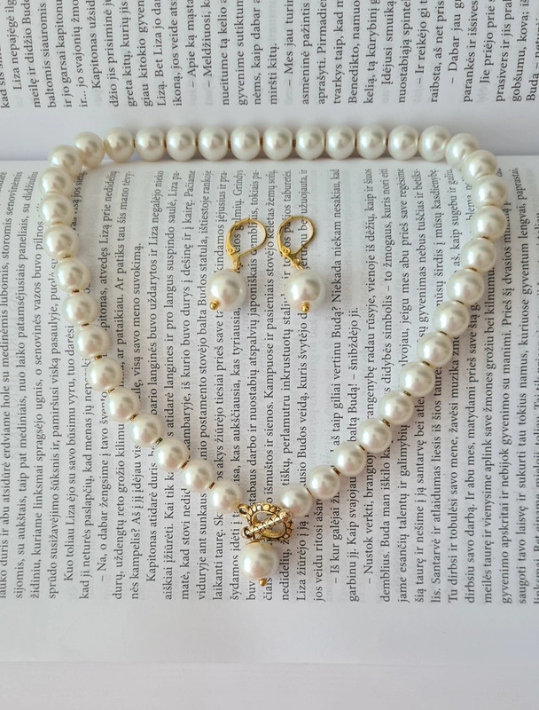 Elegantiškas kreminės spalvos stiklo perlų vėrinys ir auskarai