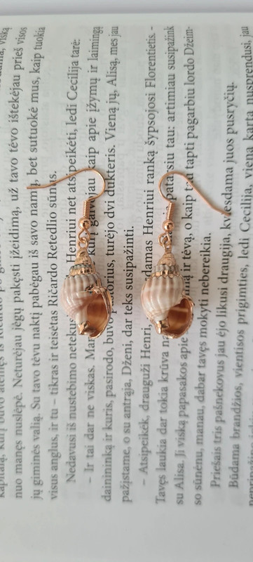 Auskarai su natūralia kriaukle