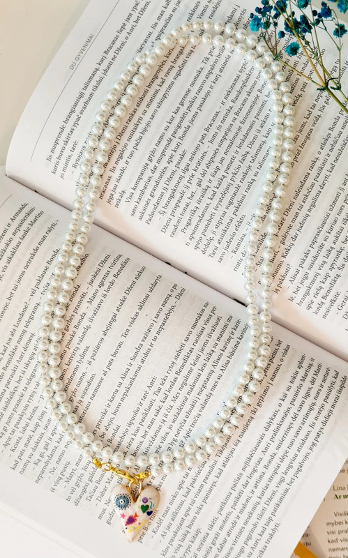 Stiklo perlų vėrinys su žaisminga širdele