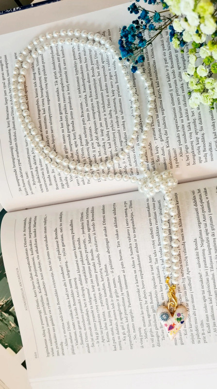 Stiklo perlų vėrinys su žaisminga širdele