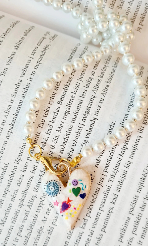 Stiklo perlų vėrinys su žaisminga širdele