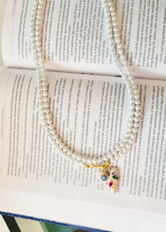 Stiklo perlų vėrinys su žaisminga širdele