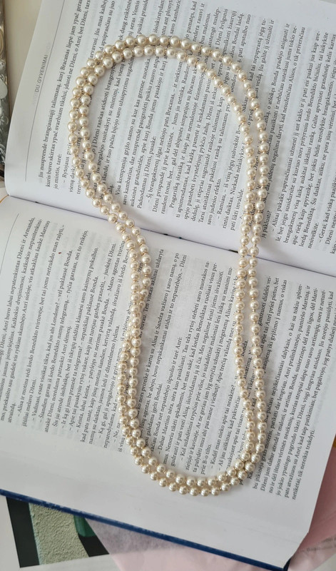 Ilgas stiklo perlų vėrinys