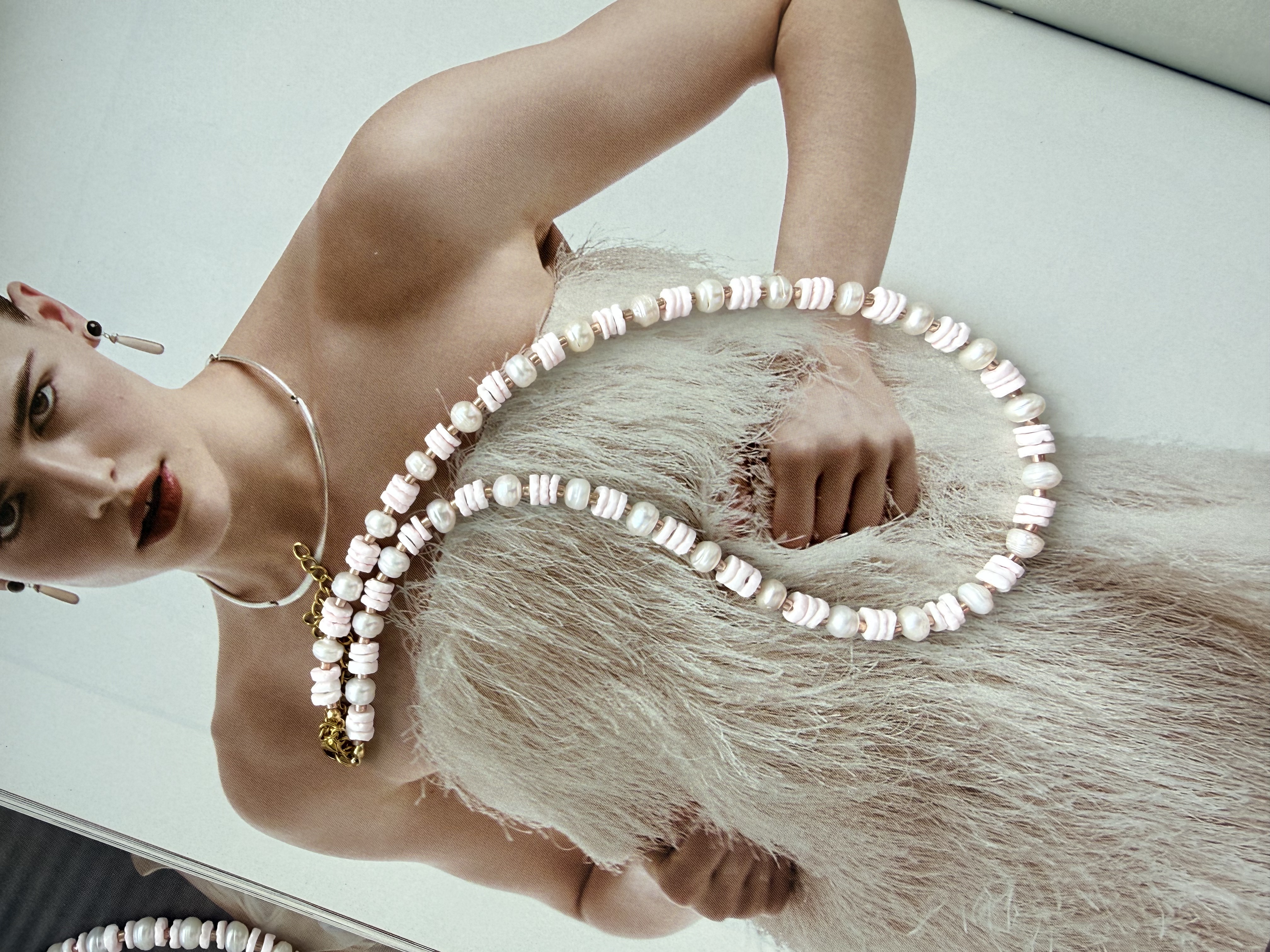 Mūna Powder Pearl Choker 