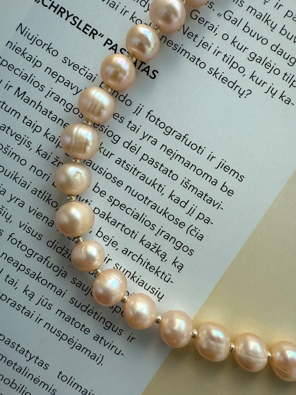 Kreminių gėlavandenių perlų vėrinys