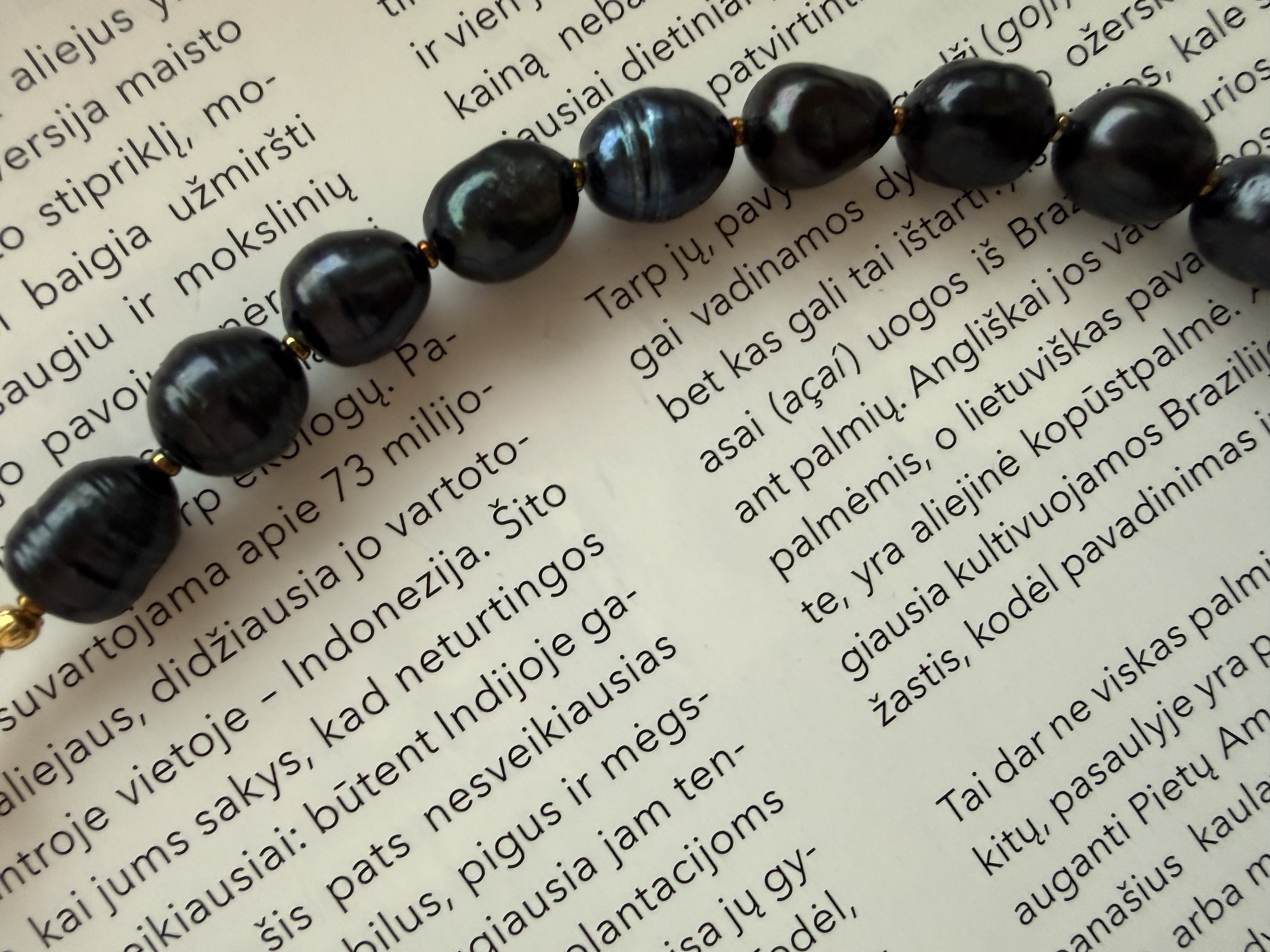 Tamsių gėlavandenių perlų vėrinys