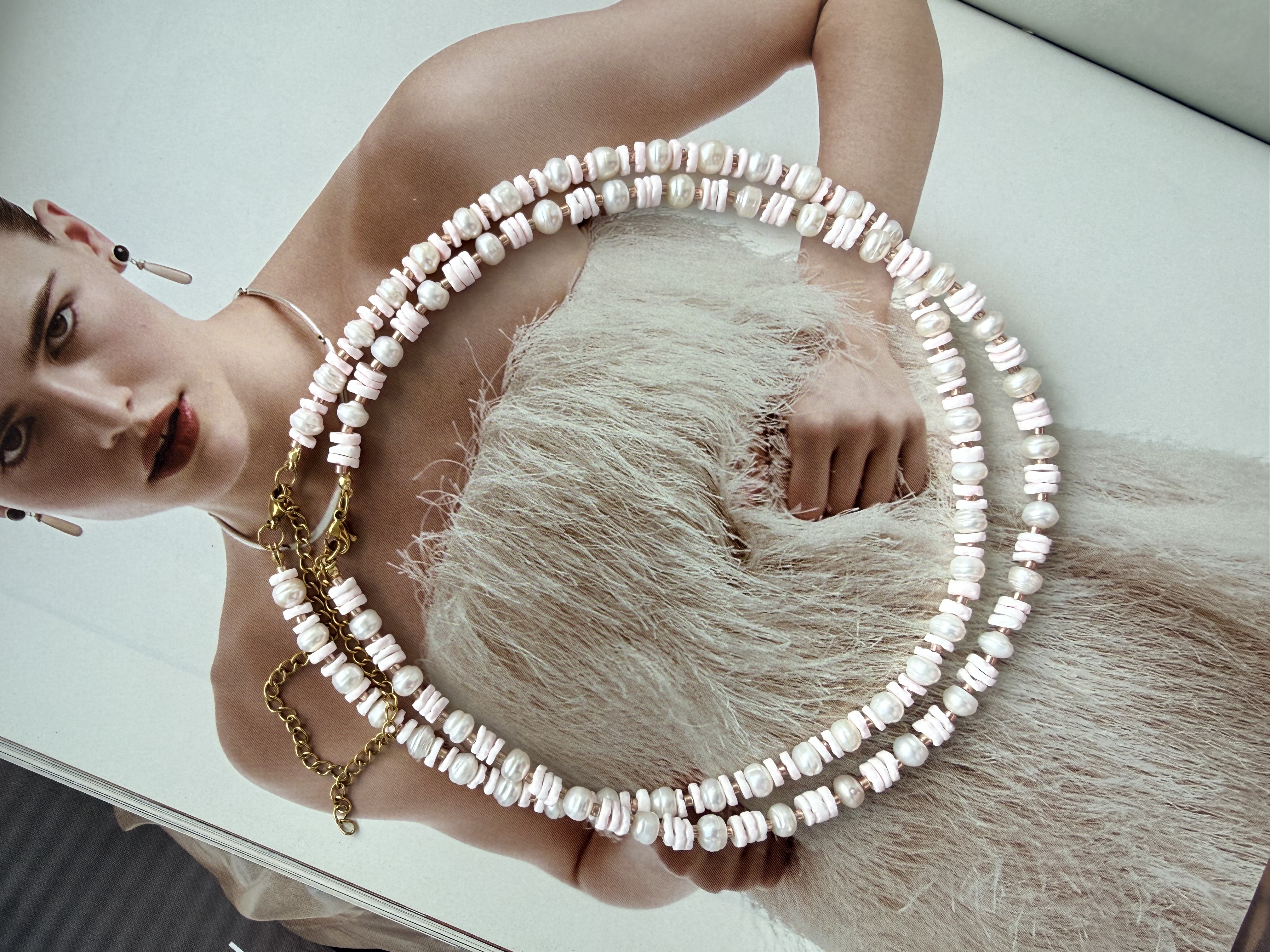 Mūna Powder Pearl Choker 