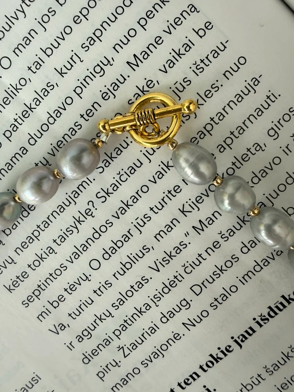 Pilkų gėlavandenių perliukų vėrinys