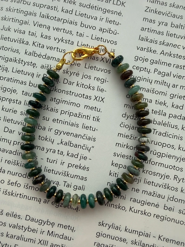 Apyrankė ir auskarai iš žadeito