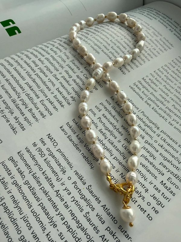 Natūralių gėlavandenių perlų vėrinys