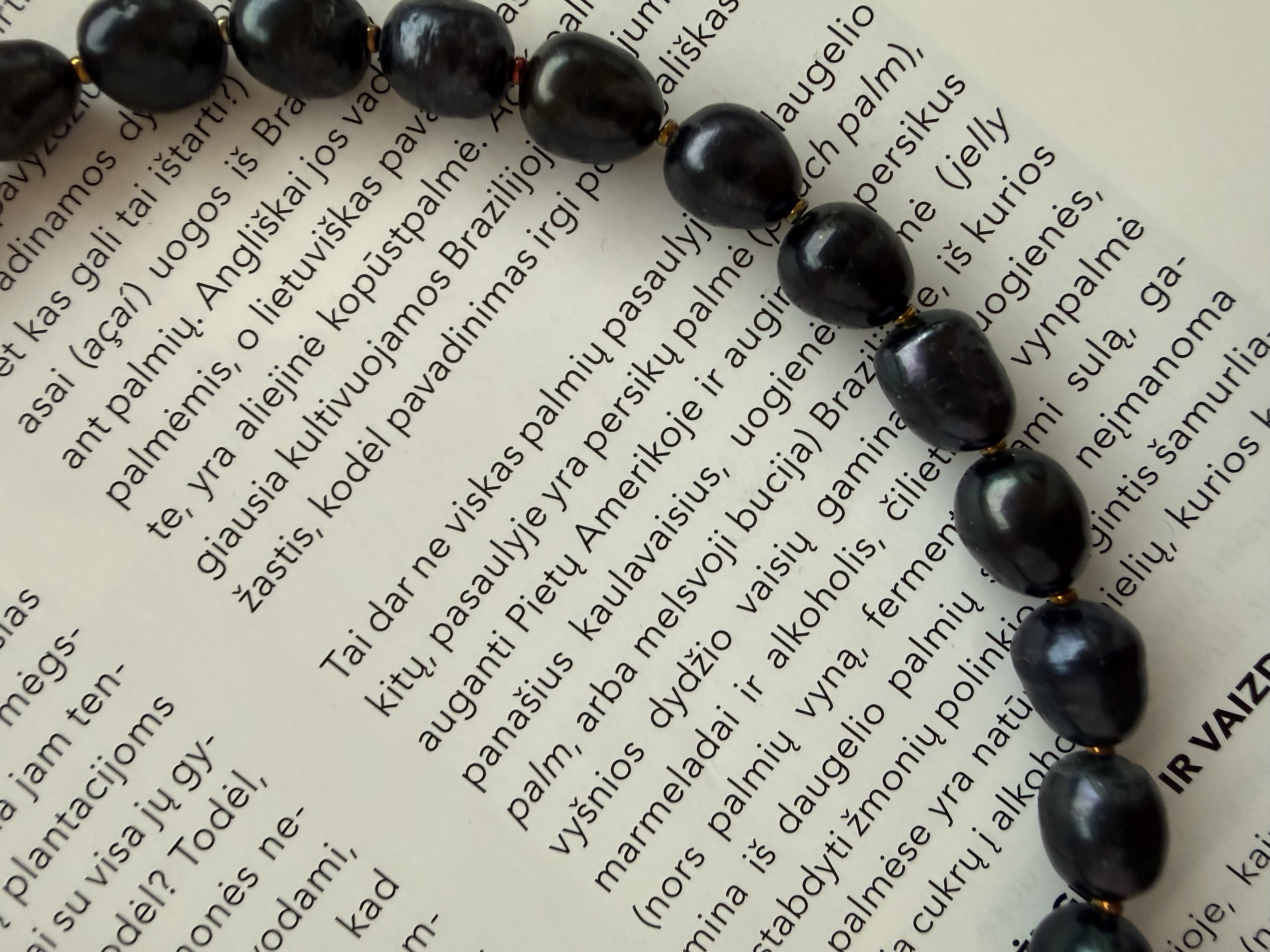 Tamsių gėlavandenių perlų vėrinys