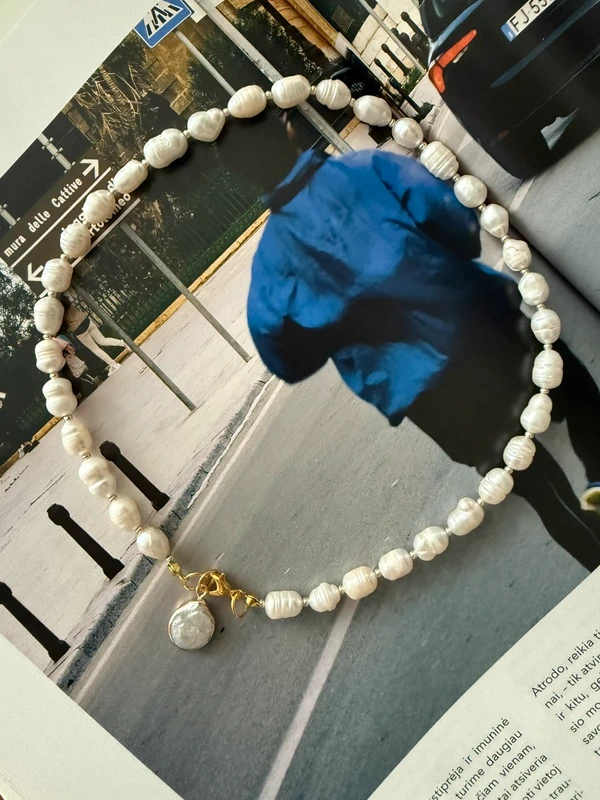 Baltų gėlavandenių perlų vėrinys su perlų masės pakabučiu