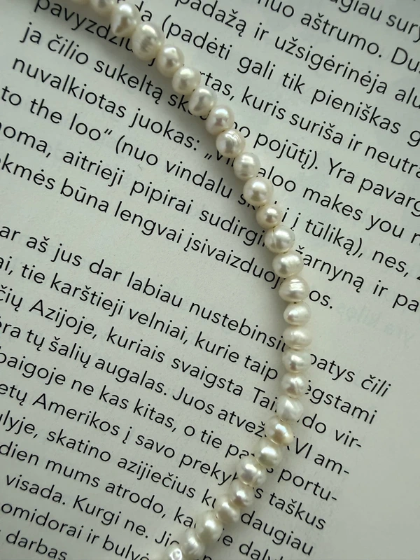 Smulkių natūralių gėlavandenių perliukų vėrinys - čiokeris