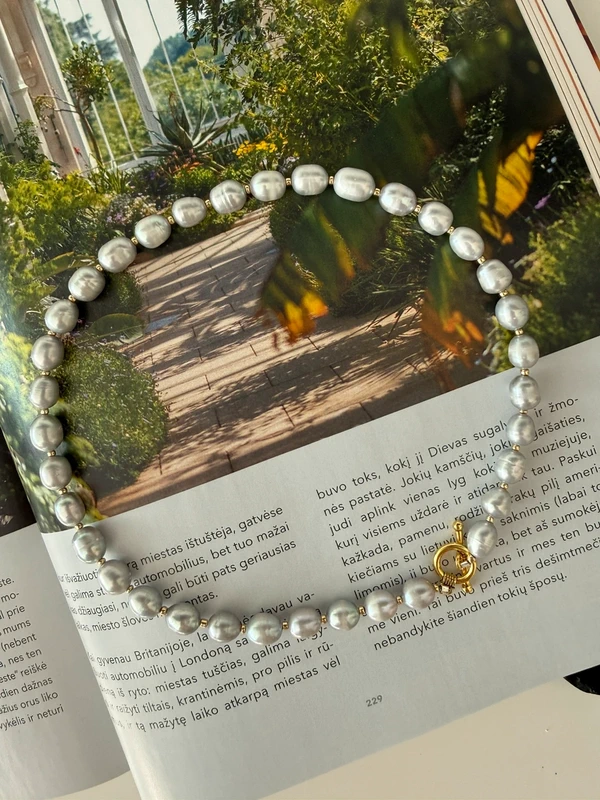 Pilkų gėlavandenių perliukų vėrinys