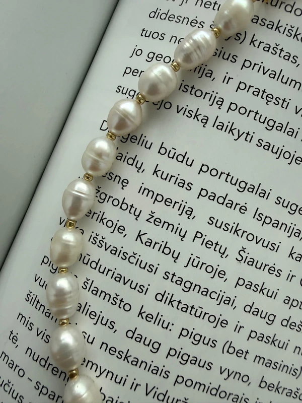 Natūralių gėlavandenių perlų vėrinys