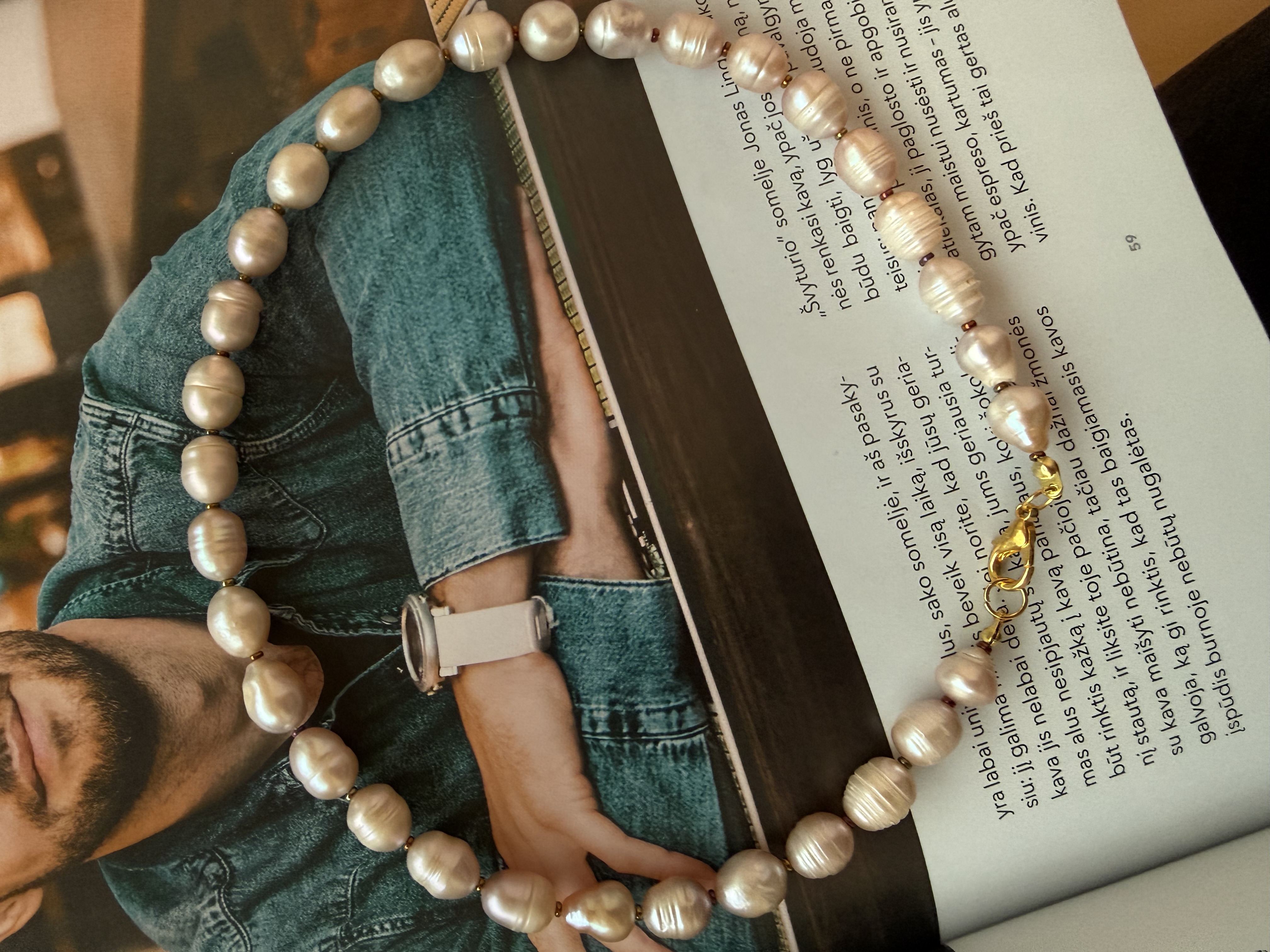 Rausvų gėlavandenių perlų vėrinys