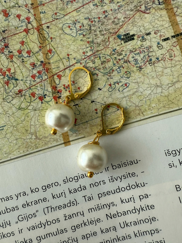 Elegantiškas kreminės spalvos stiklo perlų vėrinys ir auskarai