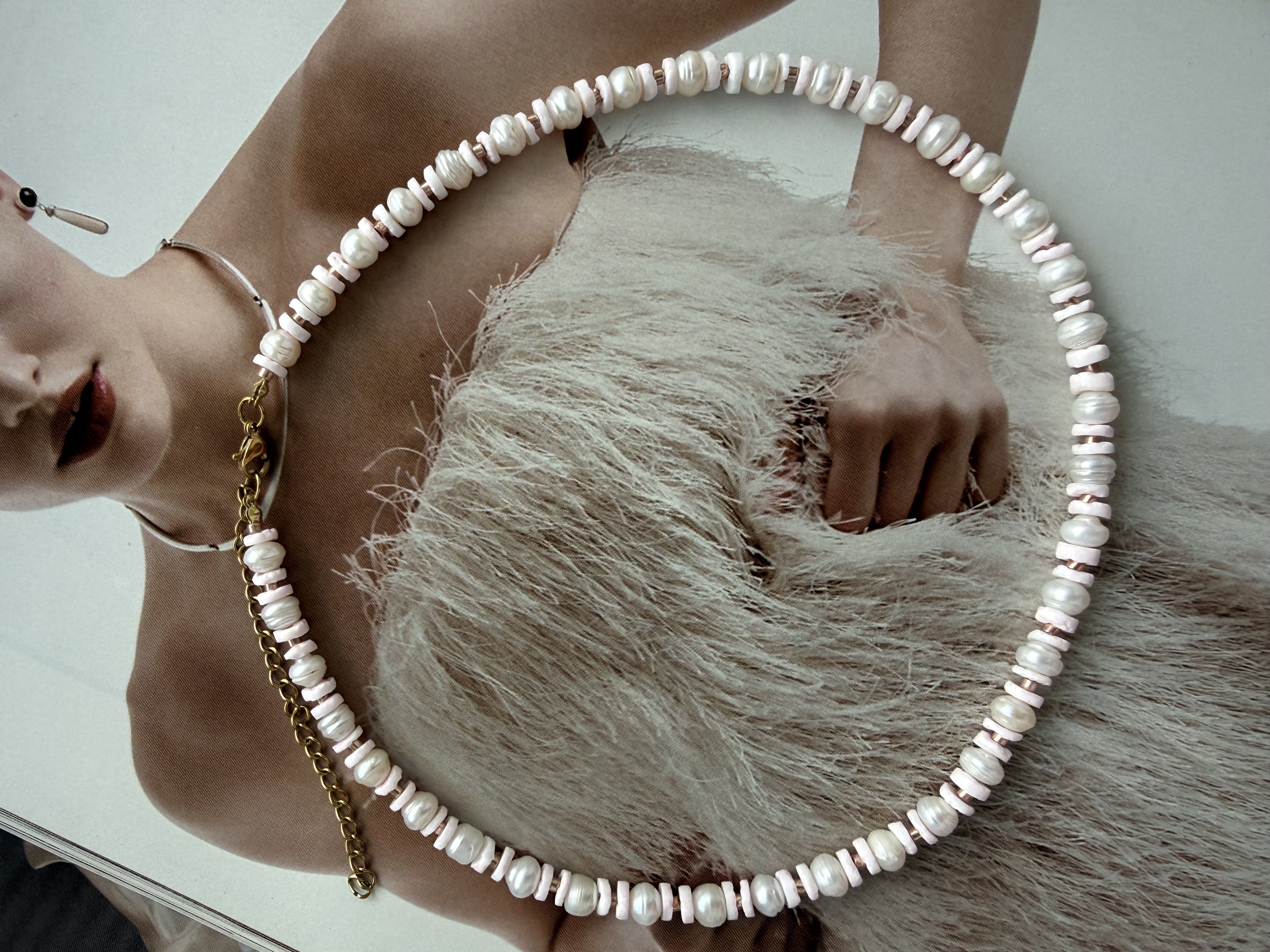Mūna Powder Pearl Choker 
