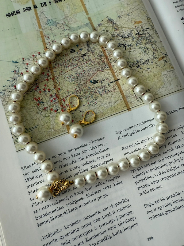 Elegantiškas kreminės spalvos stiklo perlų vėrinys ir auskarai