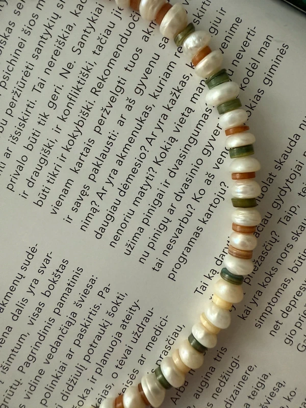 Žaismingas gėlavandenių perlų ir kriauklės vėrinys