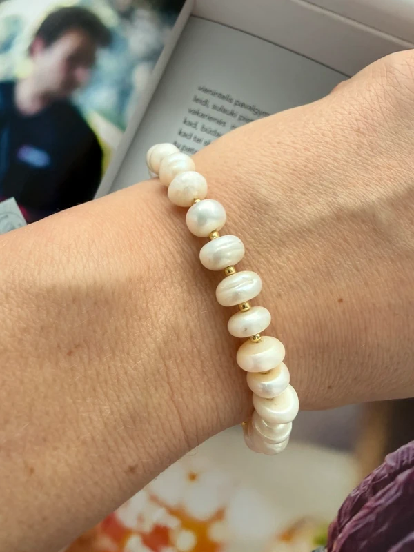 Natūralių gėlavandenių perlų apyrankė ir auskarai