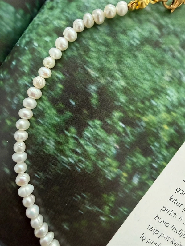 Smulkių natūralių gėlavandenių perliukų vėrinys - čiokeris