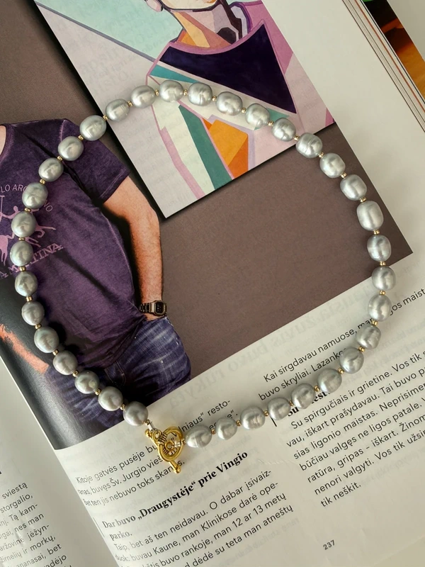 Pilkų gėlavandenių perliukų vėrinys