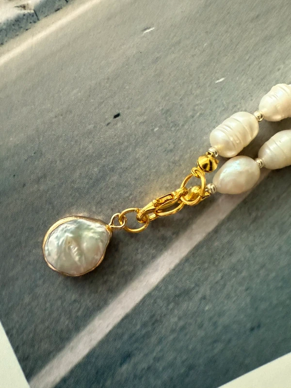 Baltų gėlavandenių perlų vėrinys su perlų masės pakabučiu