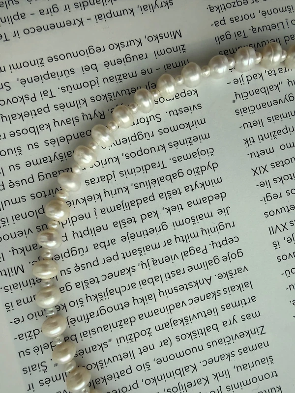 Išskirtinis natūralių gėlavandenių perliukų vėrinys