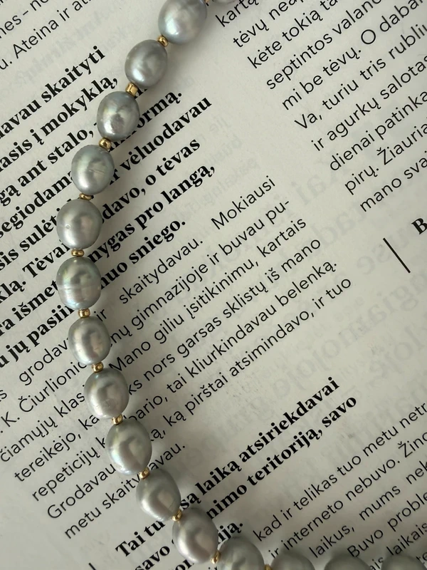 Pilkų gėlavandenių perliukų vėrinys