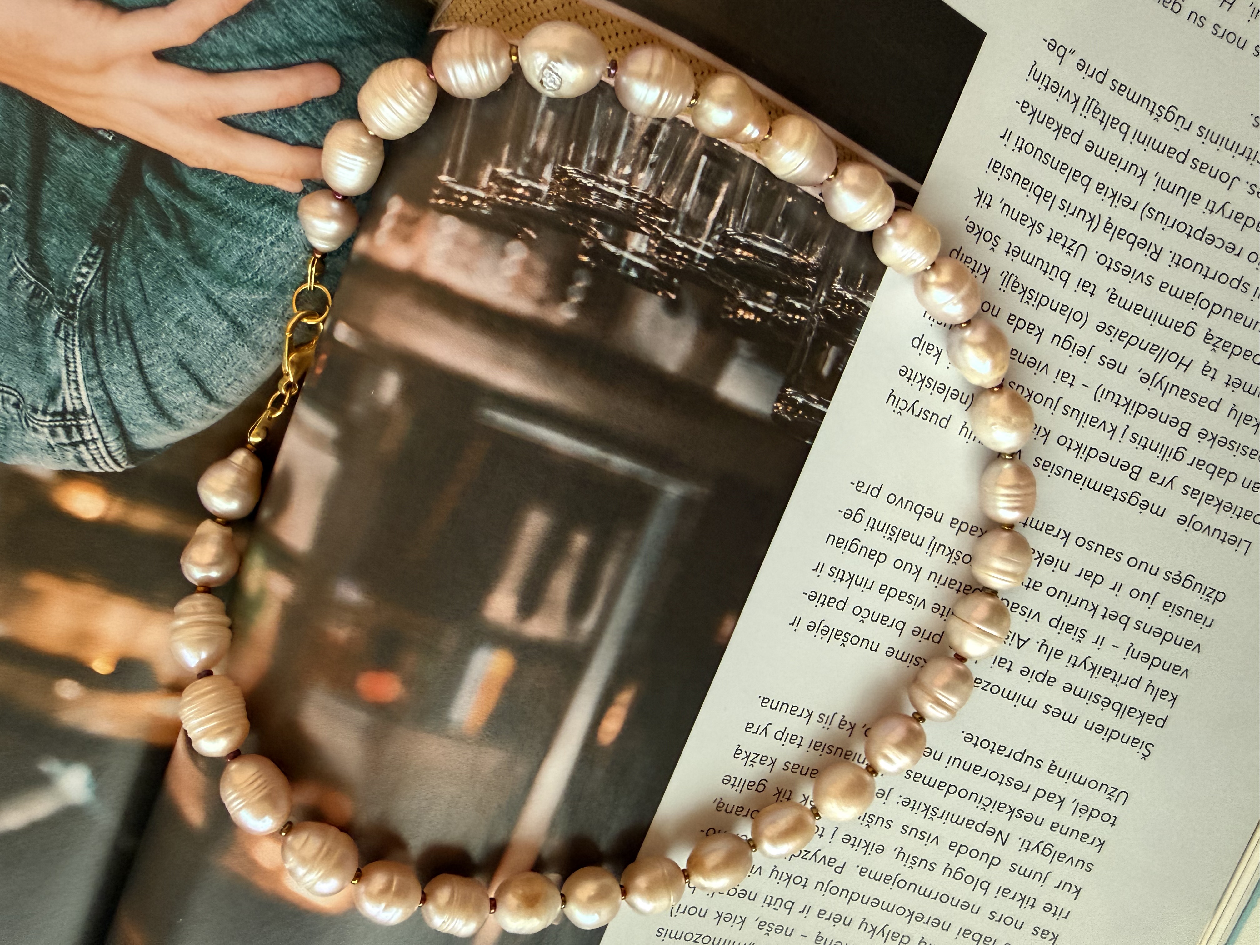 Rausvų gėlavandenių perlų vėrinys