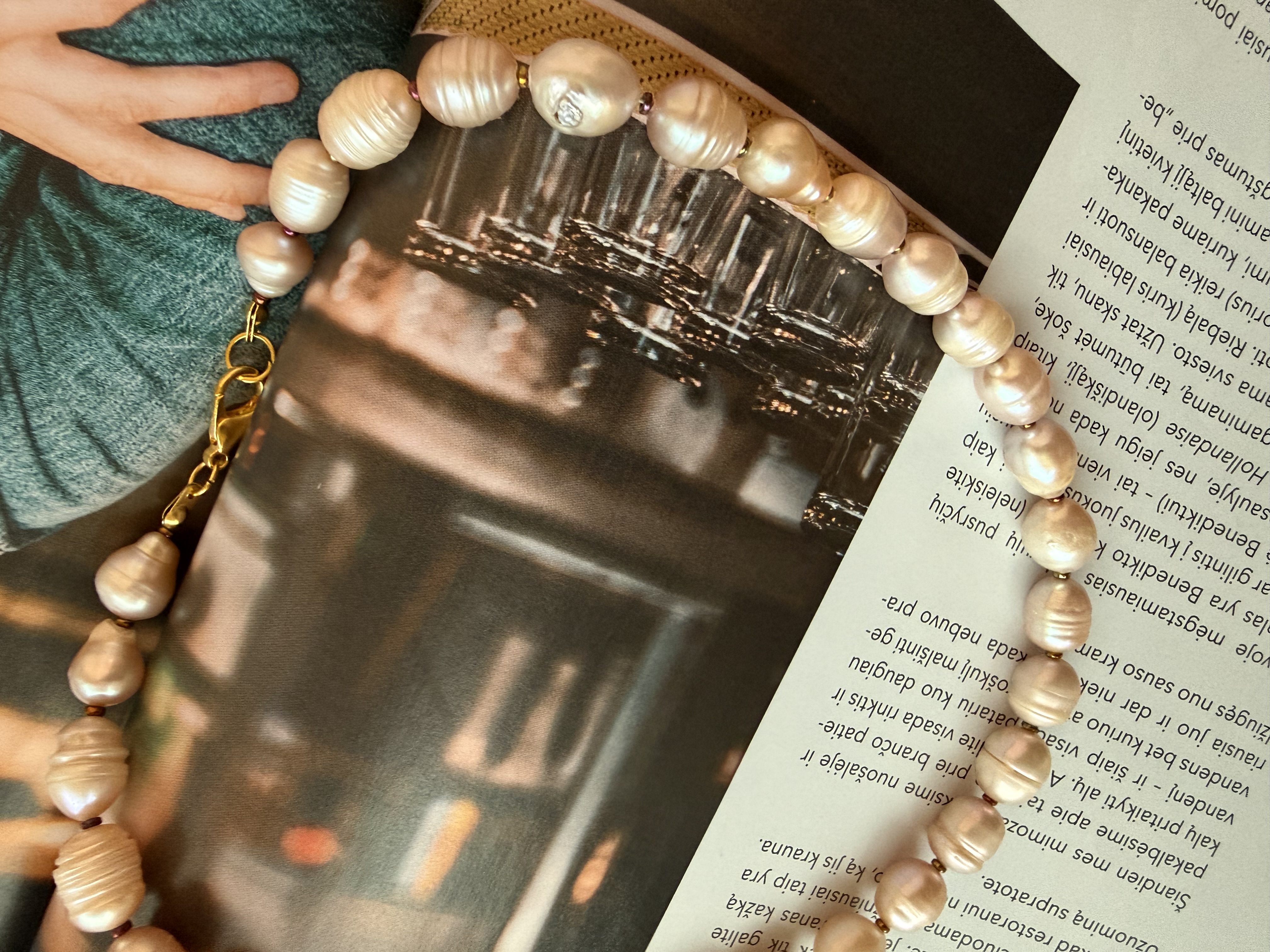 Rausvų gėlavandenių perlų vėrinys