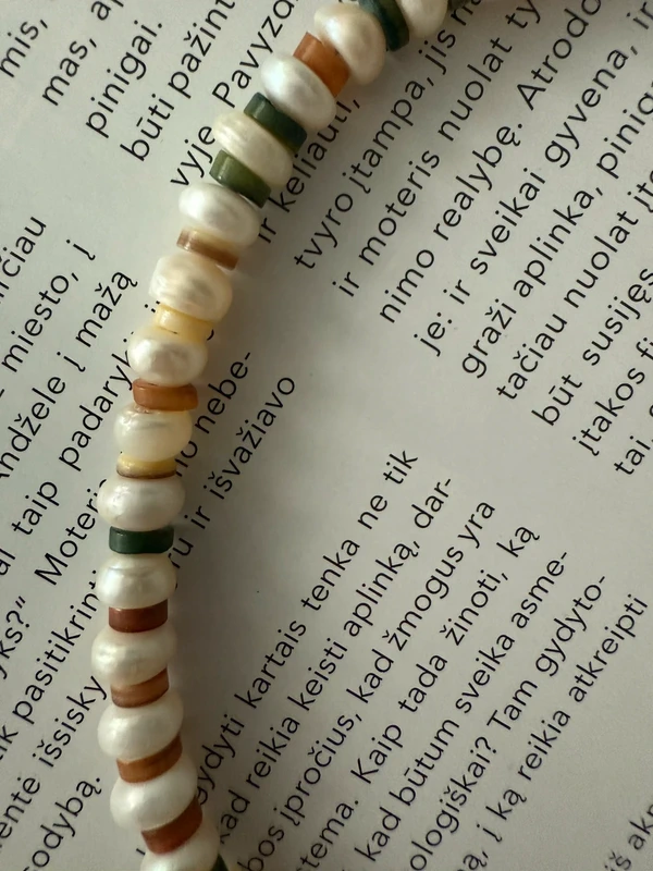 Žaismingas gėlavandenių perlų ir kriauklės vėrinys