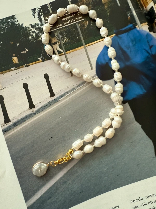 Baltų gėlavandenių perlų vėrinys su perlų masės pakabučiu