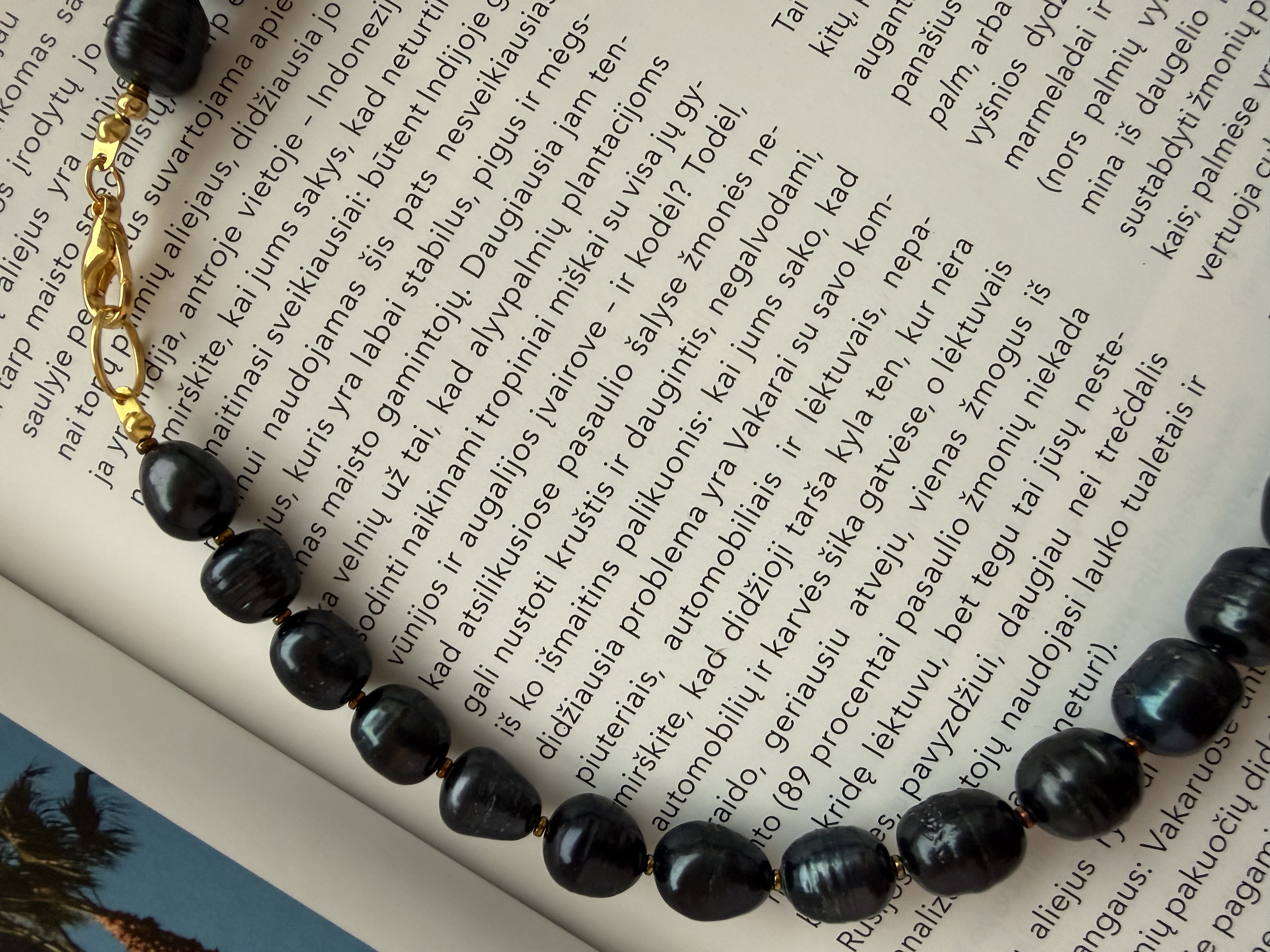 Tamsių gėlavandenių perlų vėrinys